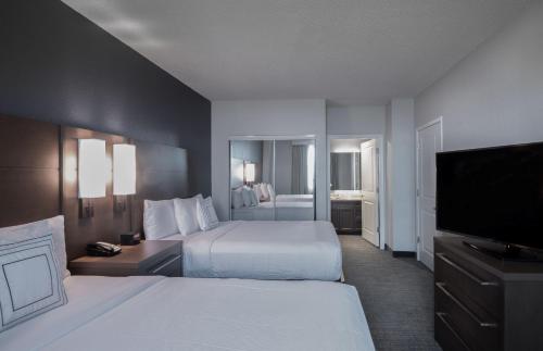 1 queen bed, 1 sofa bed