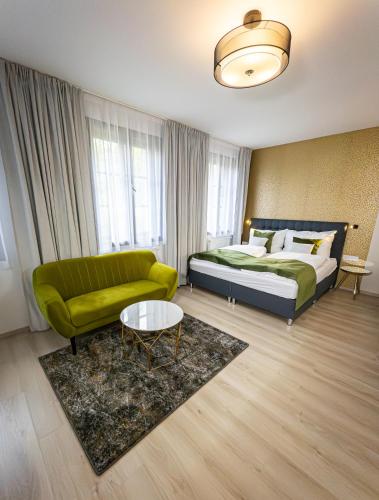 1 queen bed, 1 twin bed