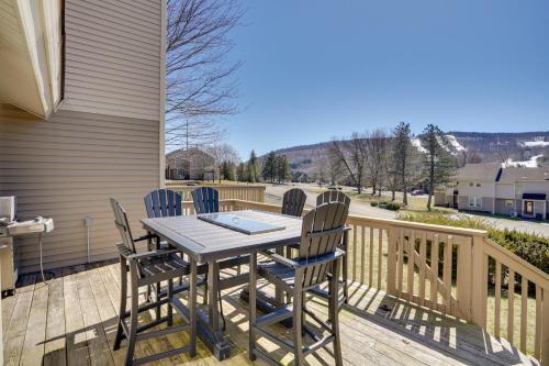 Charming Townhome - Walk to Greek Peak Mountain!