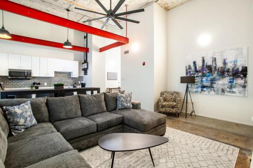 Historic Downtown Loft with Modern Flare thumb 4