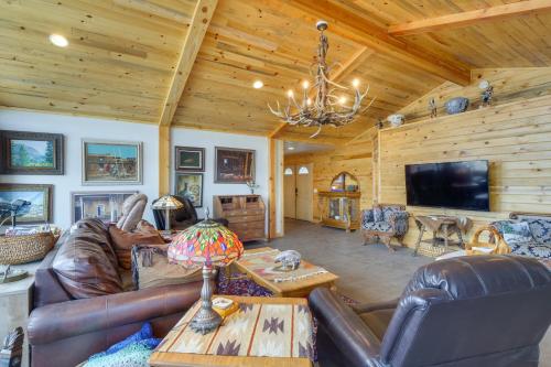 Jefferson Home with Mountain Views and Horse Pastures in Sally Barber