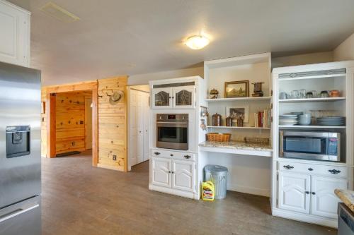 Jefferson Home with Mountain Views and Horse Pastures in Sally Barber