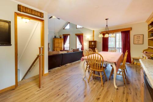 Spacious Pocono Lake House Near Skiing and Swimming! in Pocono Lake, USA