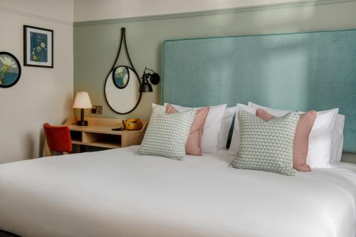 1 king bed, 1 sofa bed