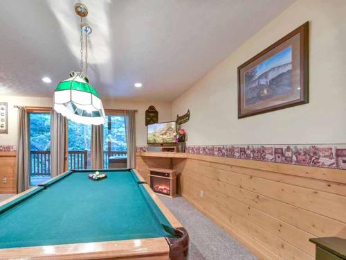 Idle Days, 2 Bedrooms, Sleeps 8, Pool Table, Grill, Pool Access, WiFi in Gatlinburg, USA