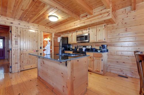 Marlenes Hideaway, 3 Bedrooms, Pool, Hot Tub, Fireplace, WiFi, Sleeps 6 in Gatlinburg, USA