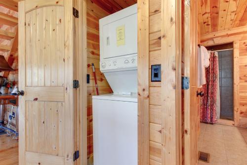 Marlene's Hideaway 3 Bedrooms Pool Hot Tub Fireplace WiFi Sleeps 6 - image 11