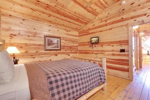 Marlene's Hideaway 3 Bedrooms Pool Hot Tub Fireplace WiFi Sleeps 6 - image 13