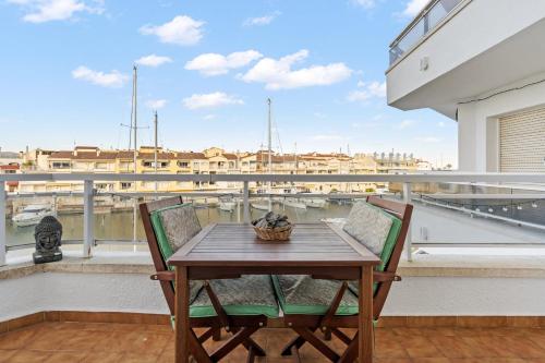 WELCS APARTAMENTO 055 EMP con terraza y vistas al canal