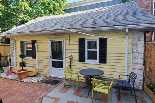 Harvard Squares ONLY Tiny House on the Charles! in Cambridge, USA