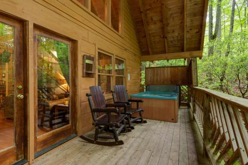 Above Ole Smoky’s Clouds, 1 Bedroom, Hot Tub, WiFI, Pets, Sleeps 4