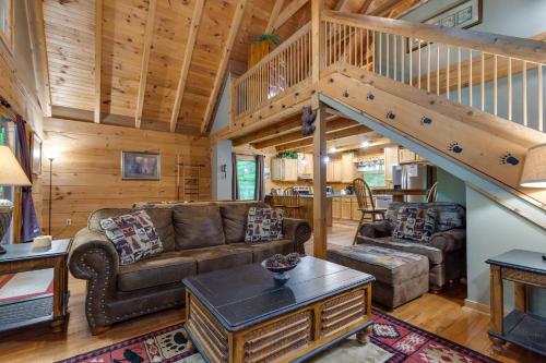 Above Ole Smoky’s Clouds, 1 Bedroom, Hot Tub, WiFI, Pets, Sleeps 4