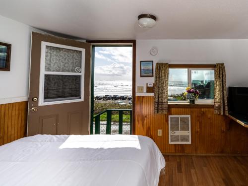 Skats, Oceanside Ocean Front Cabins in Oceanside (OR)