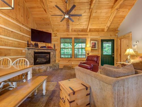 Lifes Escape, 2 Bedrooms, WiFi, Fireplace, Arcade, Jetted Tub, Sleeps 6 in Gatlinburg, USA