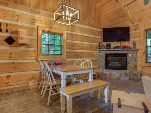 Lifes Escape, 2 Bedrooms, WiFi, Fireplace, Arcade, Jetted Tub, Sleeps 6 in Gatlinburg, USA