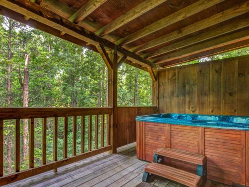 Lifes Escape, 2 Bedrooms, WiFi, Fireplace, Arcade, Jetted Tub, Sleeps 6 in Gatlinburg, USA