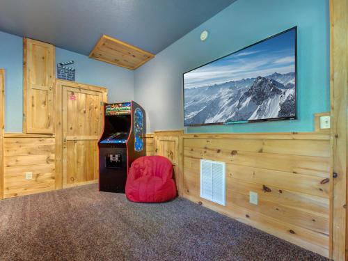 Lifes Escape, 2 Bedrooms, WiFi, Fireplace, Arcade, Jetted Tub, Sleeps 6 in Gatlinburg, USA