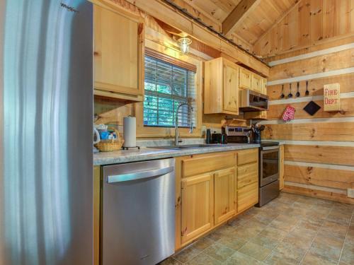 Lifes Escape, 2 Bedrooms, WiFi, Fireplace, Arcade, Jetted Tub, Sleeps 6 in Gatlinburg, USA