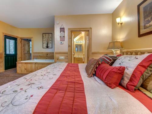 Lifes Escape, 2 Bedrooms, WiFi, Fireplace, Arcade, Jetted Tub, Sleeps 6 in Gatlinburg, USA