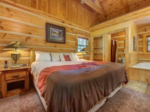Lifes Escape, 2 Bedrooms, WiFi, Fireplace, Arcade, Jetted Tub, Sleeps 6 in Gatlinburg, USA