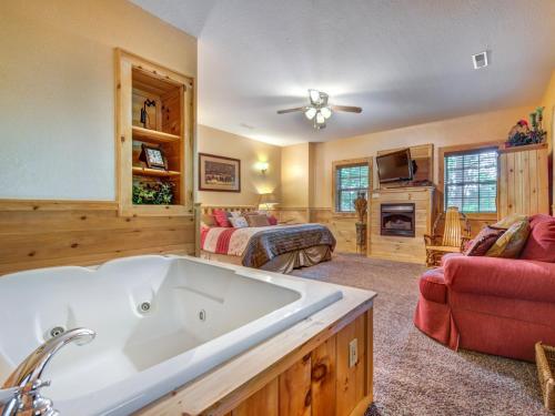 Life's Escape 2 Bedrooms WiFi Fireplace Arcade Jetted Tub Sleeps 6 - image 14