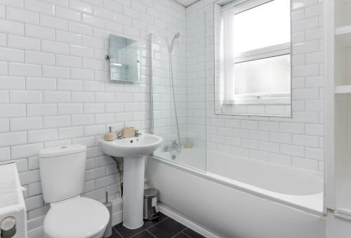 Toft House - Air Host & Stay - Free Parking - Contractor Friendly, Liverpool (photo 6)
