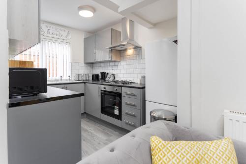 Toft House - Air Host & Stay - Free Parking - Contractor Friendly, Liverpool (photo 5)