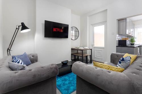 Toft House - Air Host & Stay - Free Parking - Contractor Friendly, Liverpool (photo 8)