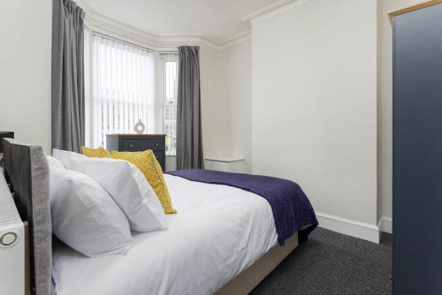 Toft House - Air Host & Stay - Free Parking - Contractor Friendly, Liverpool (photo 11)