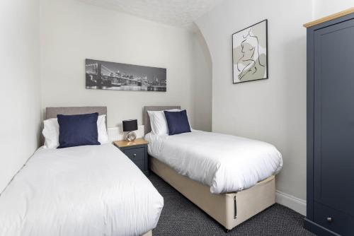Toft House - Air Host & Stay - Free Parking - Contractor Friendly, Liverpool (photo 7)