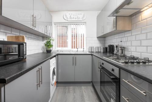Toft House - Air Host & Stay - Free Parking - Contractor Friendly, Liverpool (photo 10)