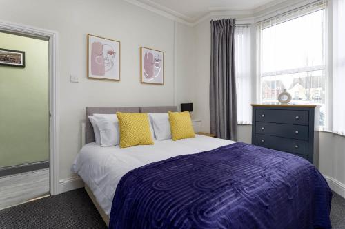 Toft House - Air Host & Stay - Free Parking - Contractor Friendly, Liverpool (photo 3)