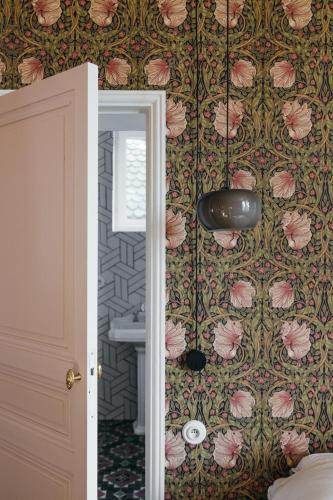 Double Room with Garden View image 10