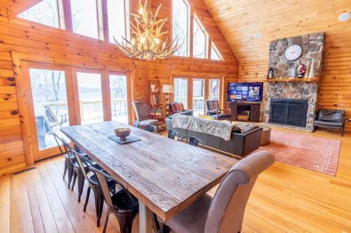 Bella Vista! Amazing Lake Views, Hot Tub, Peleton! in McHenry, USA