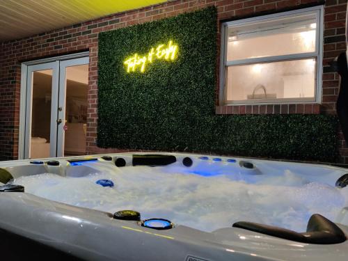 Living Easley Manor - With Amazing Hot Tub! in Easley, USA
