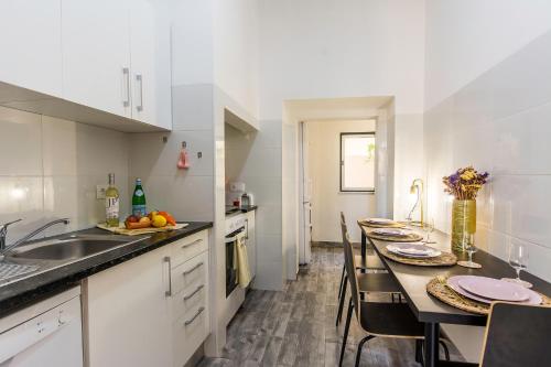 Konyha, Cozy Apartment with Patio near Carcavelos Beach in Parede