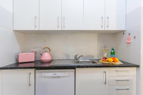 Cozy Apartment with Patio near Carcavelos Beach in Parede