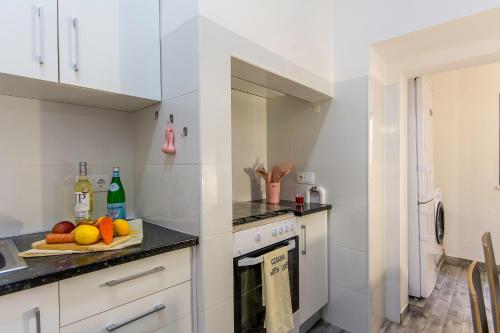 Konyha, Cozy Apartment with Patio near Carcavelos Beach in Parede