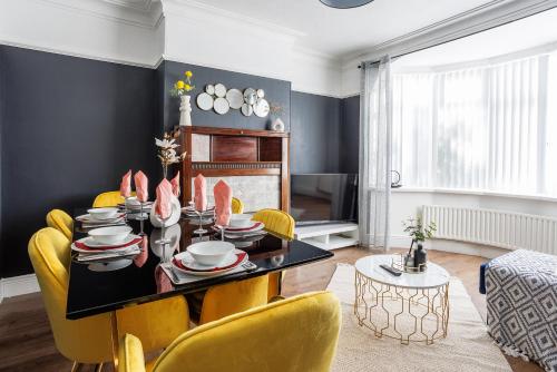Stylish Newcastle Gem - Sleeps 9 - Parking in Newcastle Airport and Nearby