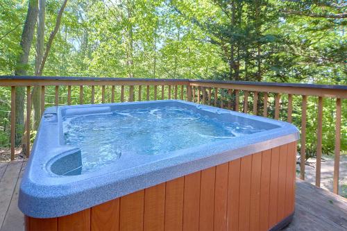 Mountain Hideaway, 1 Bedroom, Sleeps 2, Wood Fireplace, WiFi, Pool Table in Gatlinburg, USA