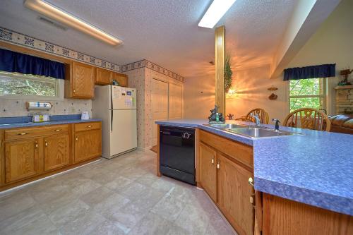 Mountain Hideaway, 1 Bedroom, Sleeps 2, Wood Fireplace, WiFi, Pool Table in Gatlinburg, USA