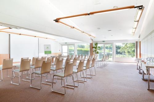 Holiday Inn Lille Ouest Englos an IHG Hotel - image 2