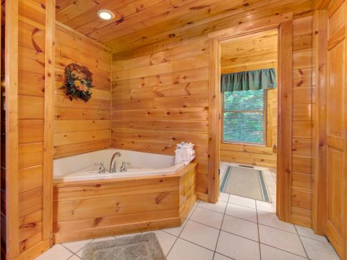 Mountain Flower 4 Bedrooms Hot Tub Pool Sleeps 12 - image 12
