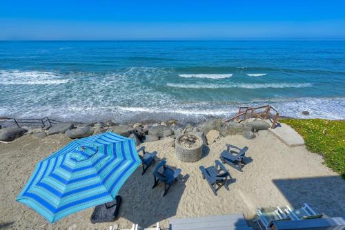 Pacific Haus - 8BR Oceanfront Getaway - Private Beach - Fire Pit - Beach Gear in Oceanside, USA