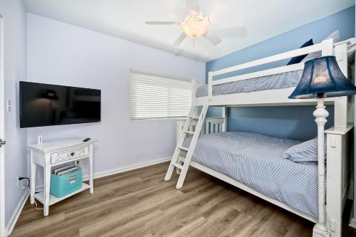 Pacific Haus - 8BR Oceanfront Getaway - Private Beach - Fire Pit - Beach Gear in Oceanside, USA