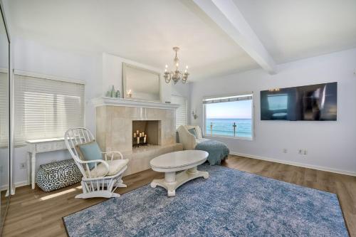 Pacific Haus - 8BR Oceanfront Getaway - Private Beach - Fire Pit - Beach Gear in Oceanside, USA