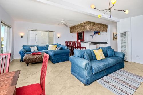 Pacific Haus - 8BR Oceanfront Getaway - Private Beach - Fire Pit - Beach Gear in Oceanside, USA