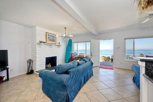 Pacific Haus - 8BR Oceanfront Getaway - Private Beach - Fire Pit - Beach Gear in Oceanside, USA
