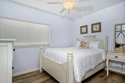 Pacific Haus - 8BR Oceanfront Getaway - Private Beach - Fire Pit - Beach Gear in Oceanside, USA
