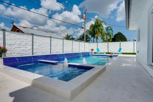 Swimming pool, Hollywood Home w Pool Jacuzzi BBQ and Pool Table in Pembroke Pines